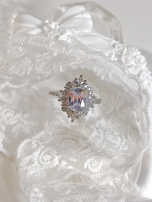 Luxury Vintage White Engagement Ring