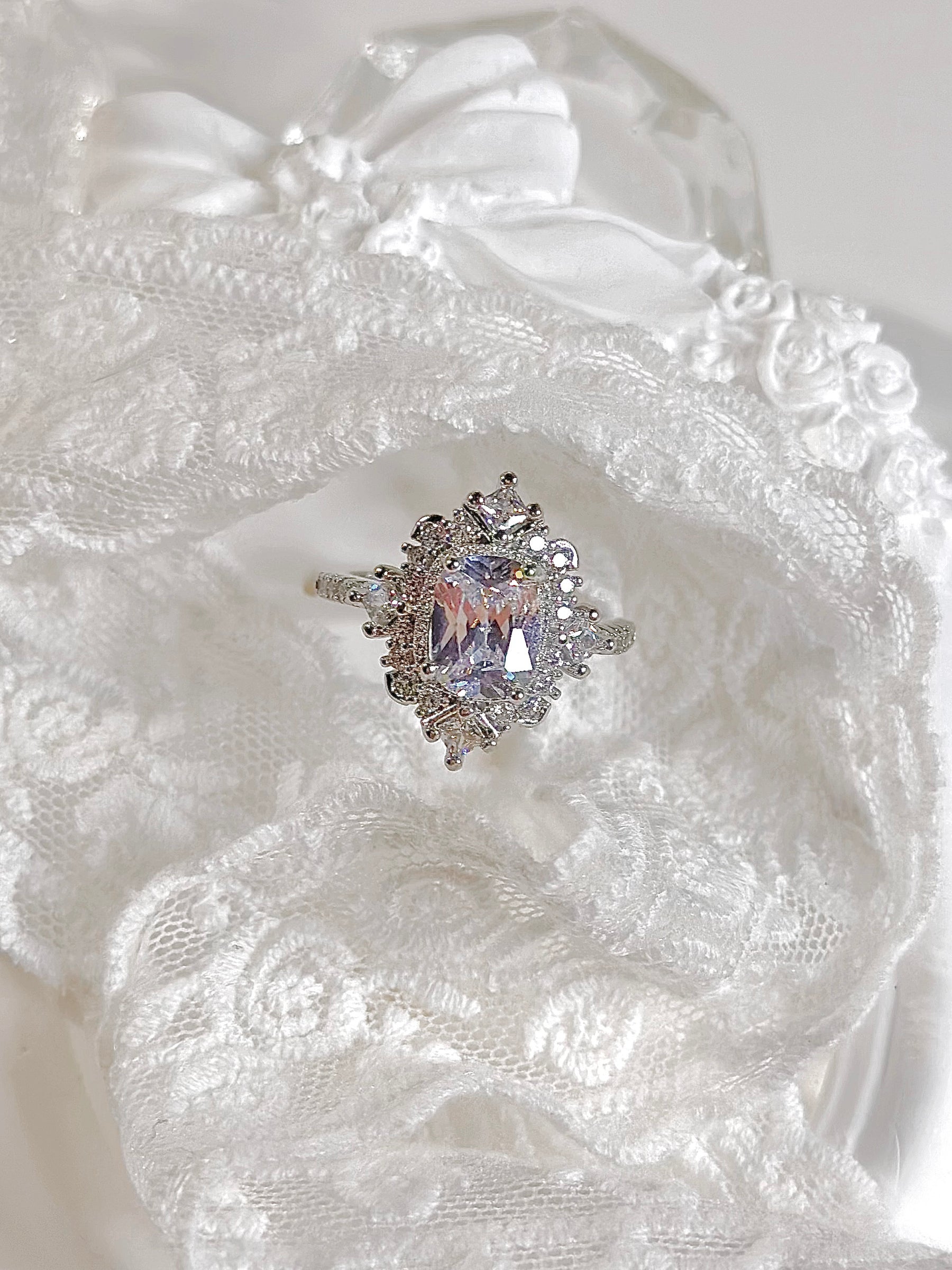 Luxury Vintage White Engagement Ring