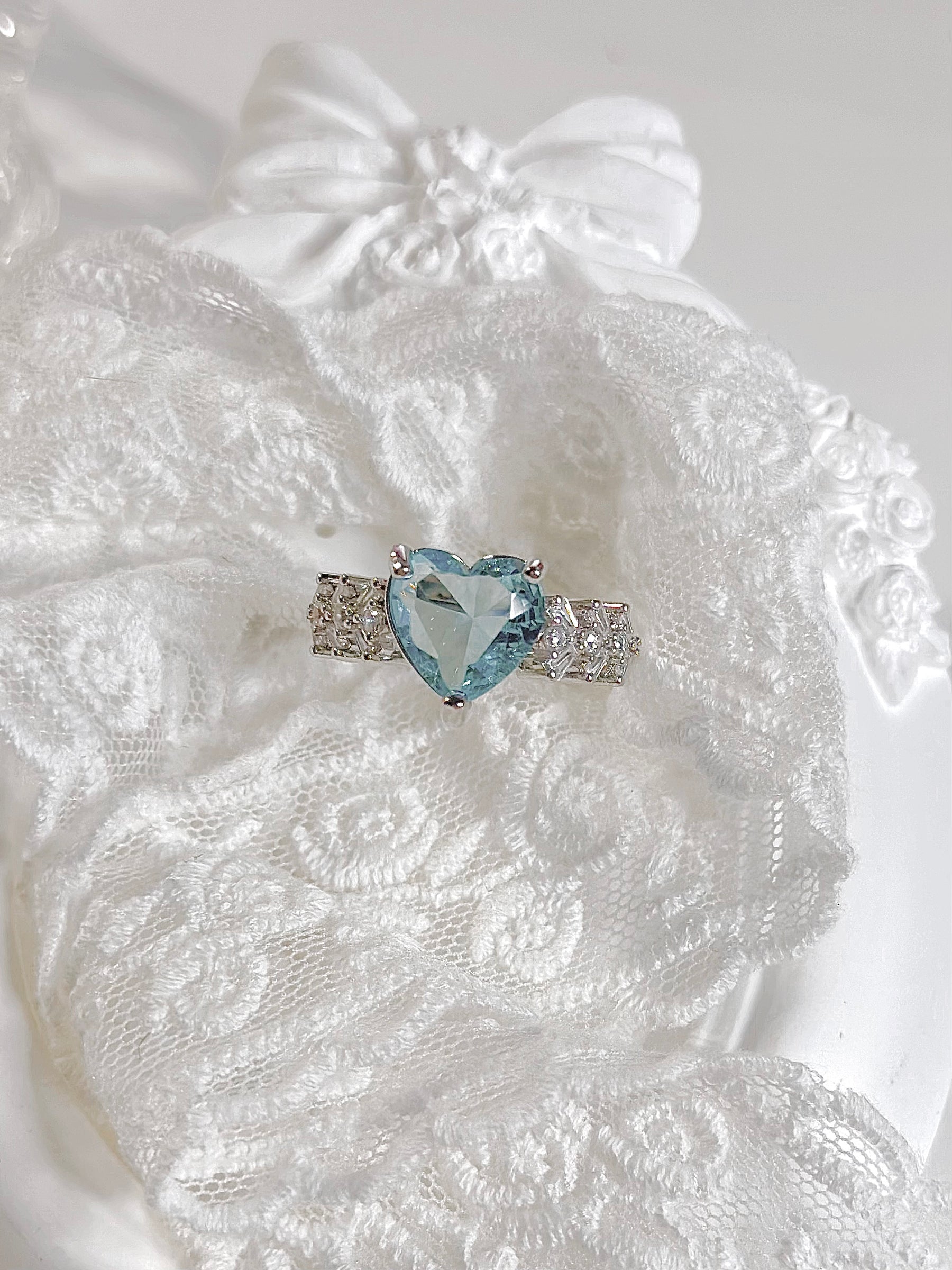 Luxury Vintage Blue Heart Ring