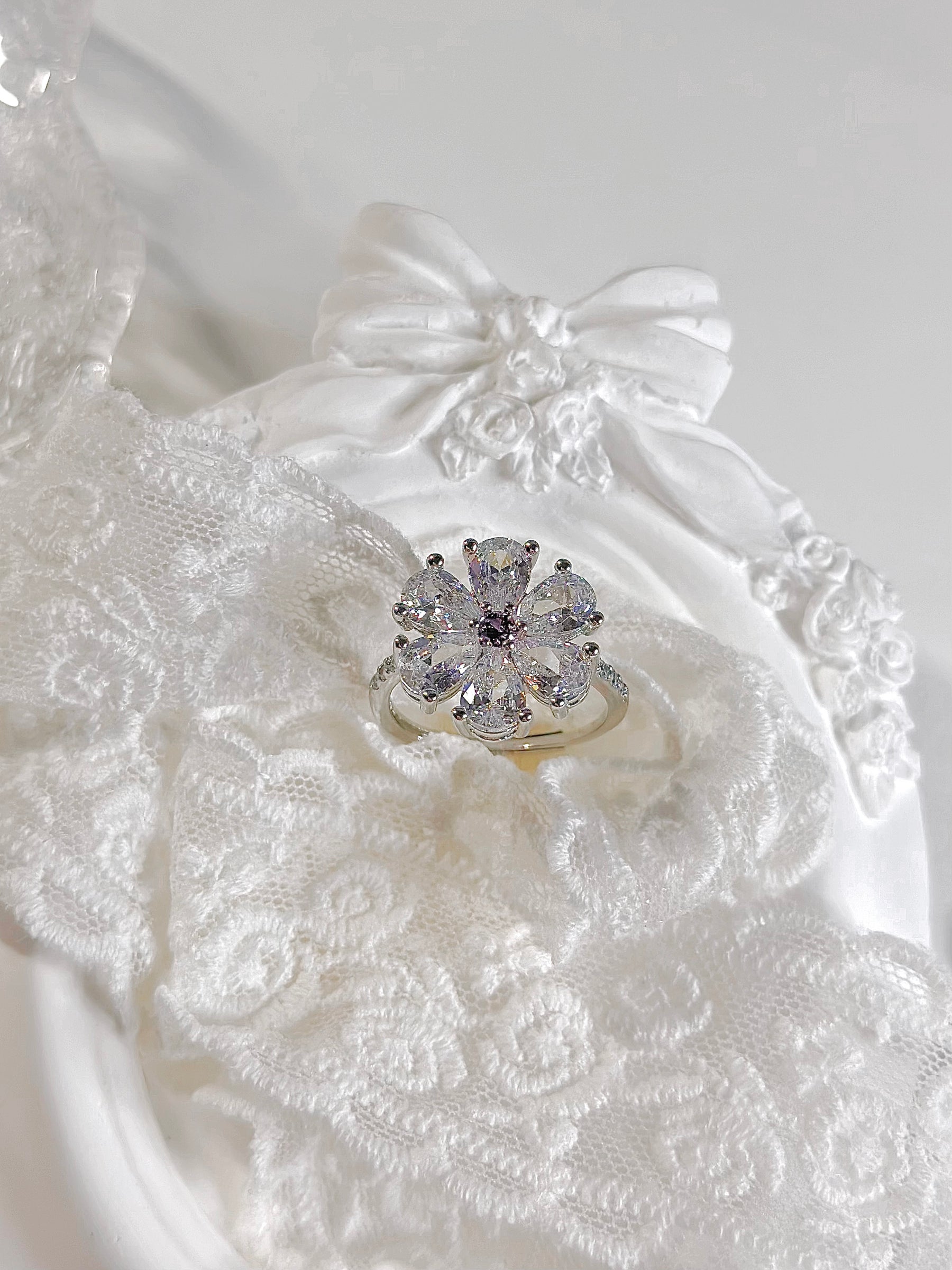 Luxury Vintage White Daisy Ring