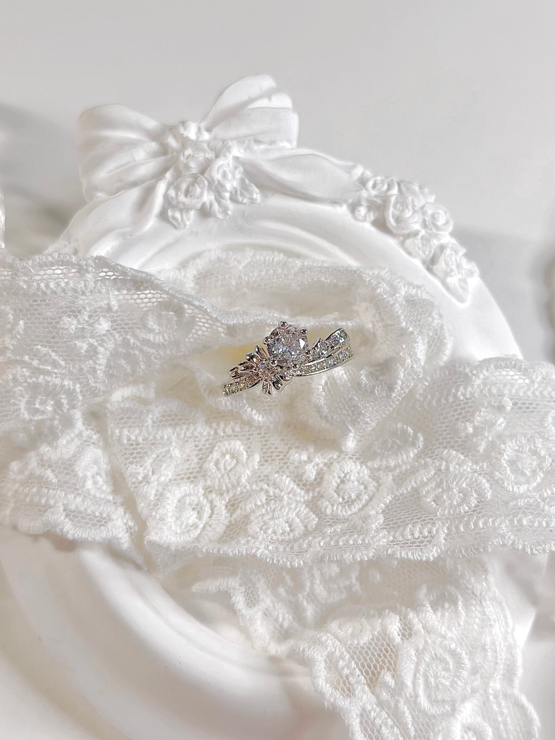 Luxury Vintage White Bow Ring